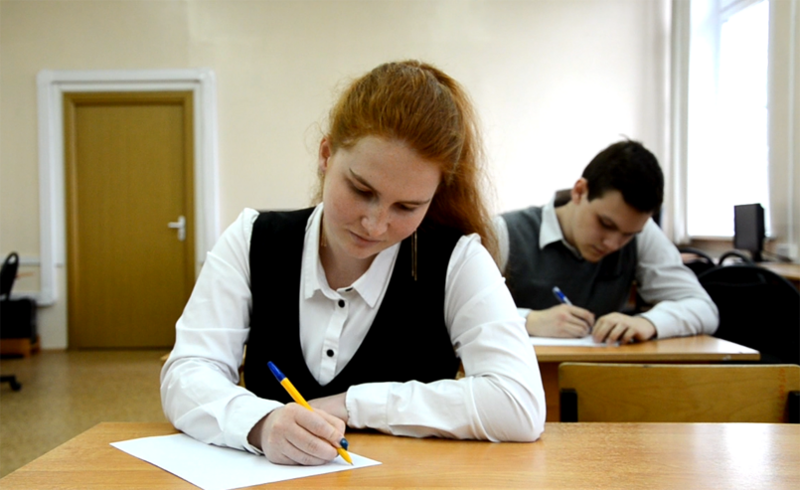 Ребенок егэ. Дети пишут ОГЭ. Школьники пишут ОГЭ. Поступить в вуз подготовка. Успешная сдача ЕГЭ
