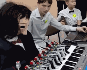 В Перми ученики начальной школы создали робота для обучения детей с ОВЗ игре на фортепиано