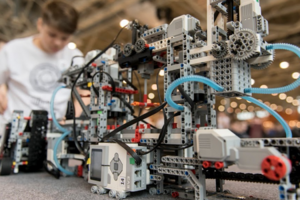 Компания LEGO поддержит юных инженеров