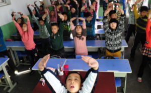 В китайской школе учитель контролирует дисциплину на уроке с помощью системы распознавания лиц