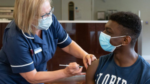 В Великобритании студентов, которые сделали повторную прививку, поощряют деньгами