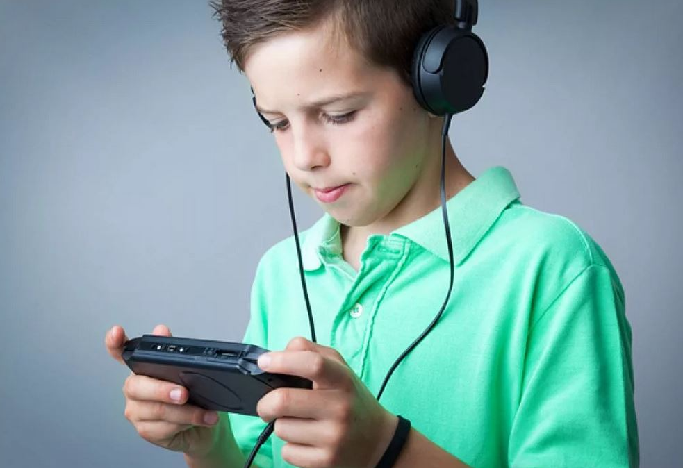 Телефон мальчик 6. Школьники играющие в компьютерные игры. Компьютерные игры для детей. Подросток играющий в комп. Мальчик геймер.