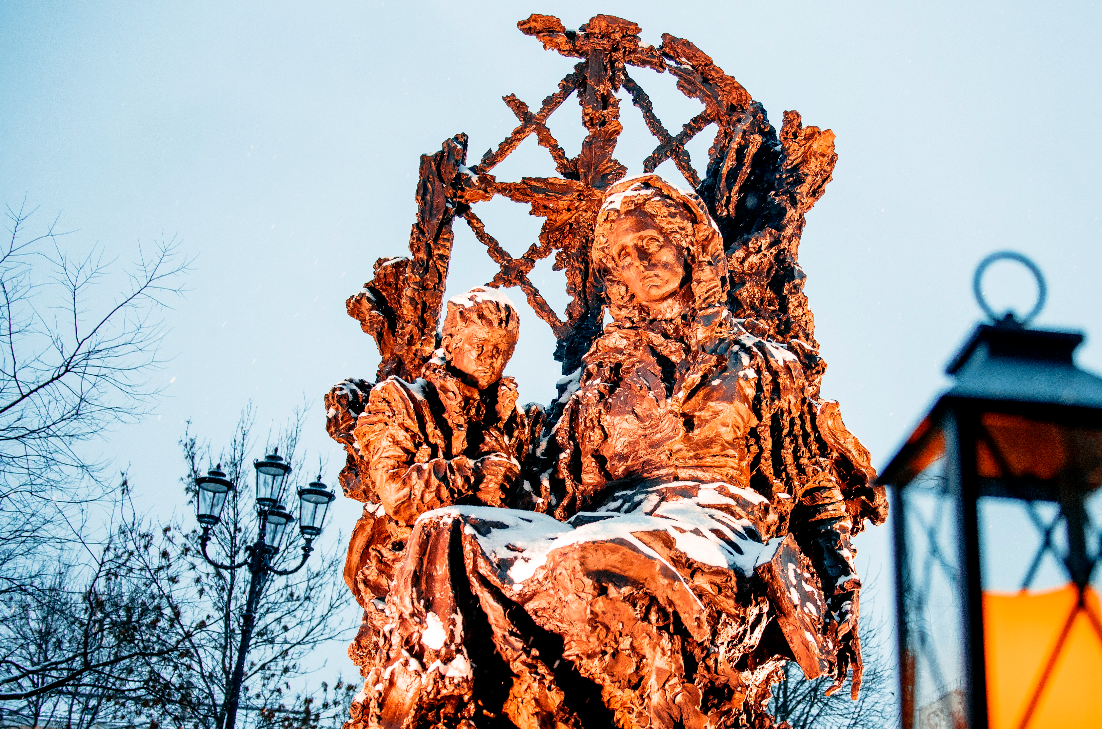 Памятник блокадному учителю в Санкт-Петербурге. Соляной переулок Санкт Петербург памятник учителю. Памятник блокадному учителю в СПБ. Памятник учителям блокадного Ленинграда в Санкт-Петербурге.