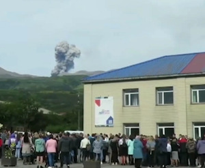 Школьная линейка на Курилах прошла на фоне извергающегося вулкана