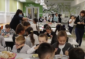 Льготников отсадили от «платников» в школьной столовой в Ульяновске