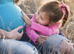 Ученые выяснили, как финансовый стресс во время беременности влияет на продолжительность жизни детей