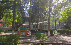 Житель Ессентуков пожаловался в полицию на детский сад из-за радужной скамейки